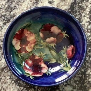 Vintage Moorcroft anemone 6.5 in. W bowl, signed Walter Moorcroft